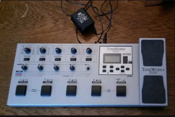 Pedaleira clássica Korg ToneWorks AX1000G *Perfeita