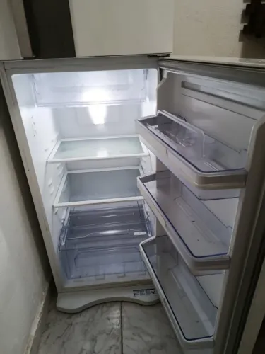 VENDE-SE GELADEIRA ELECTROLUX FROST FREE - 382L - 220V