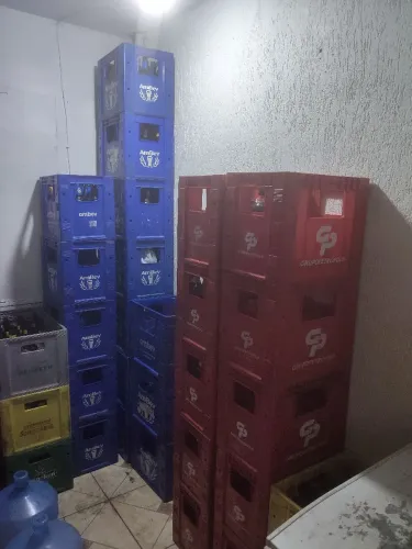 Vende -se grades de cerveja com garrafa