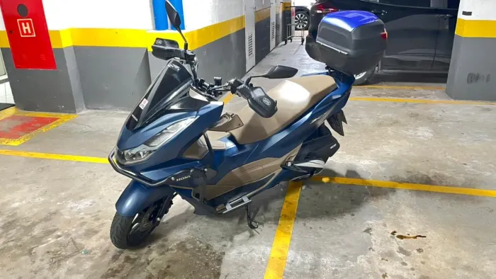 Honda PCX 160 DLX com acessórios e baú
