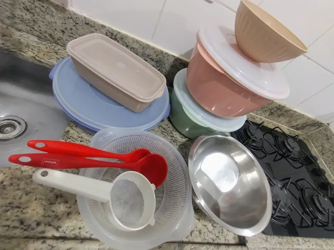 Utensílios de cozinha - vasilhas de plástico e outros