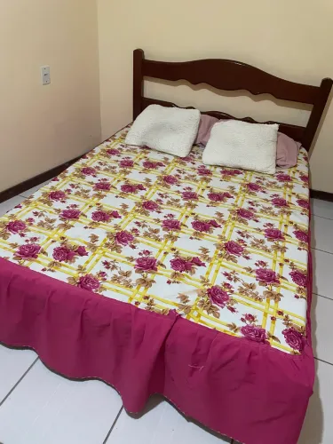 Cama de madeira casal com colchão 