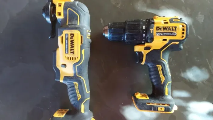 Combo Parafusadeira função martelete DCD 709 + máquina corte DCS 354 (DeWALT)