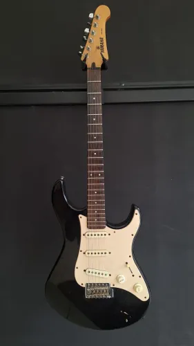 Guitarra Strato Yamaha EG303
