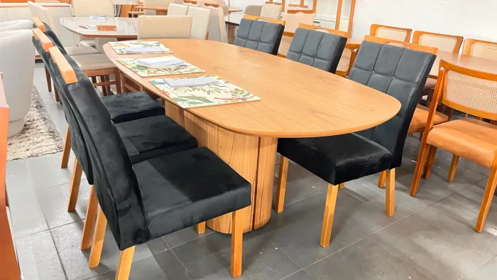 Mesa de jantar orgânica na madeira