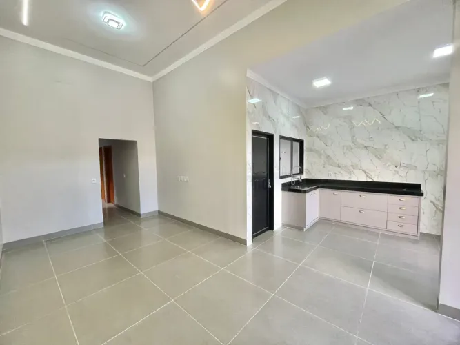 Casa à venda com churrasqueira, espaço amplo e 3 quartos em Rio Verde - GO