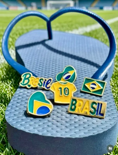 Pingentes em metal envernizado para havaianas