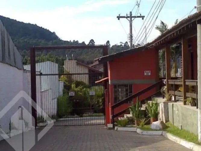 Casa em condomínio no bairro Guarujá.