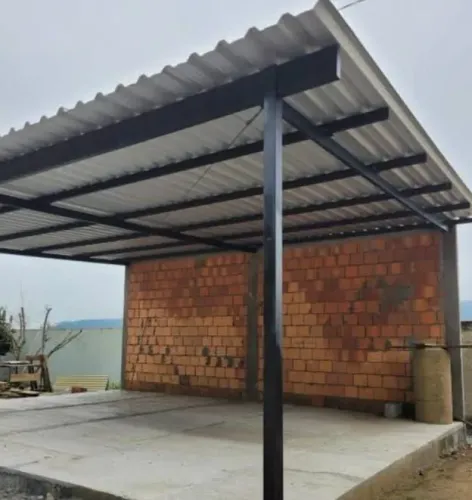 Estrutura metálica e motor de portão 