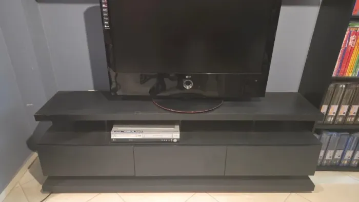 Torro Rack tv preto com rodinhas / 4 nichos / 3 gavetas grandes