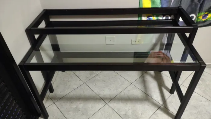 Mesa de escritório de vidro com aparador