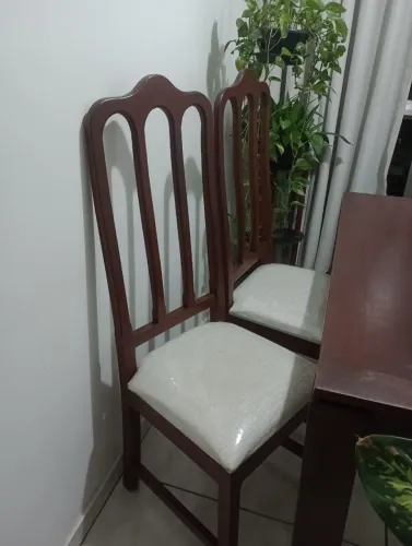 Mesa de jantar de madeira com quatro cadeiras tudo em madeira semi novas