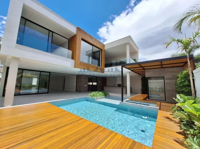 Uma obra-prima arquitetônica com 5 suites, e 715m² no condomínio Del Lago
