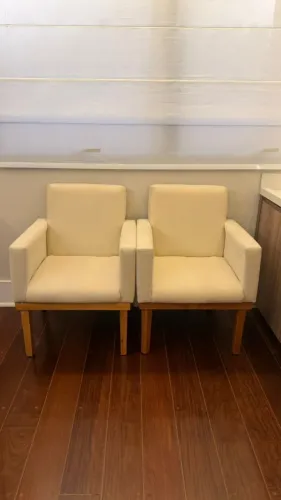 Conjunto de Poltronas Suede Bege com pés em madeira (2 peças)