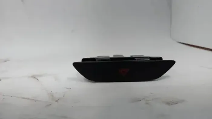 Botão Do Pisca Alerta Focus Titanium 2017 Preto