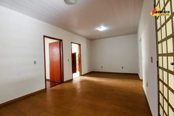 Casa Comercial para aluguel, 3 quartos, 1 suíte, 2 vagas, Centro - Divinópolis/MG