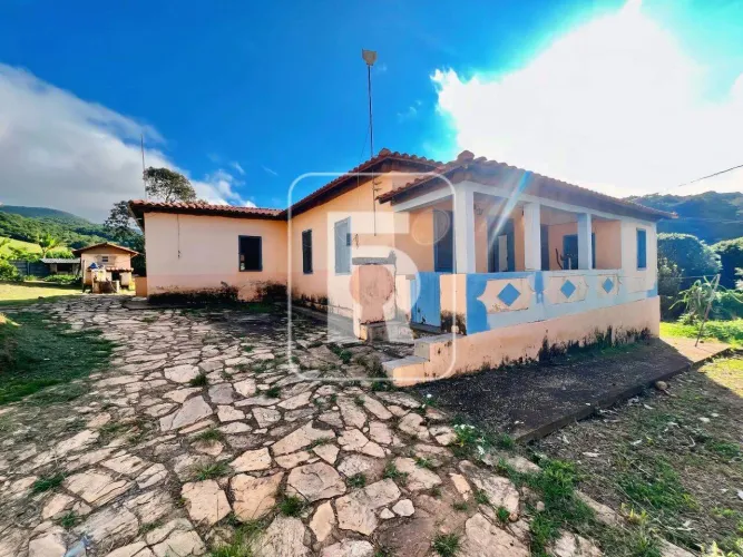Fazenda à venda, 4 quartos, 1 suíte, 2 vagas, Centro - Queluzito/MG