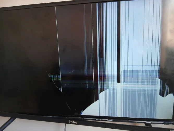 Vendo smart tv philco 32 , com defeito. Ela caiu. Serve para aproveitar as peças.