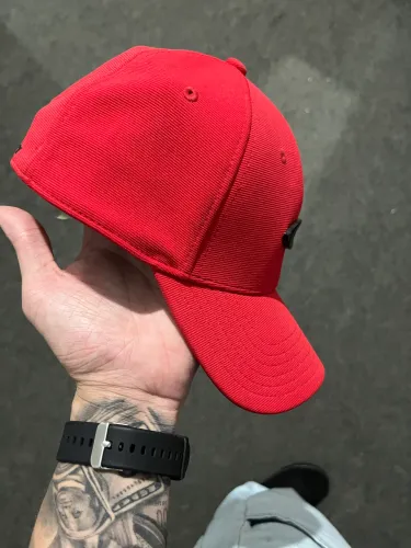 Boné oakley tincan vermelho
