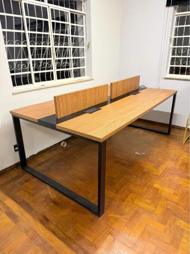 Mesa Corporativa para 4 Estações de Trabalho - Excelente Estado