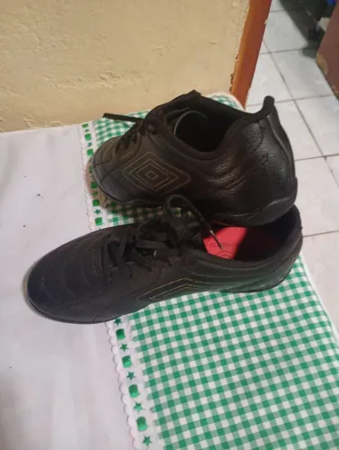 Chuteira society semi usada cor preta