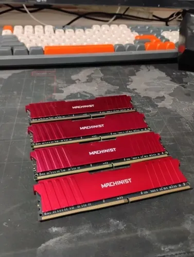? ? Memórias RAM de 8gb ddr4 são 4 pentes 
