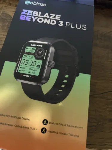 Zeblaze beyond 3 plus. Possui GPS, conexão com Strava, whatsapp, batimentos cardiados.