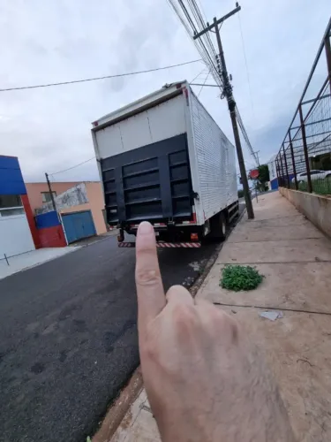 BAÚ CARGA SECA PARA CAMINHÃO TOCO COM PLATAFORMA HIDRÁULICA - REFORMADO