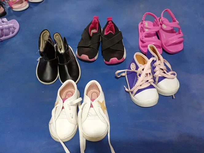 Lote de roupas e sapatos bebê 