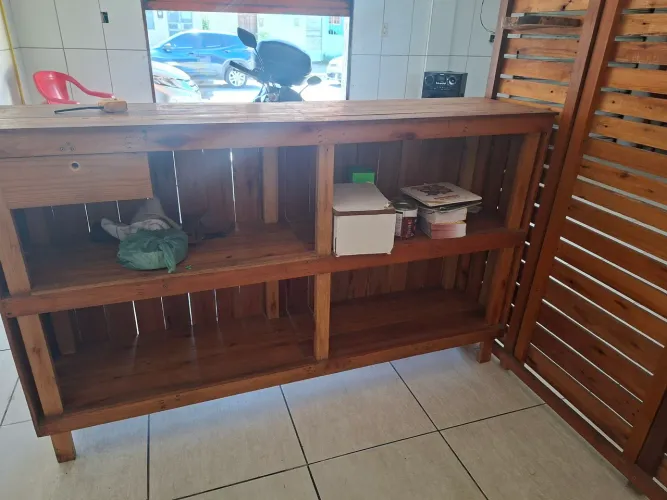 Vendo balcão de atendimento com divisória. Medidas, (divisória) 2 de altura 270 de largura
