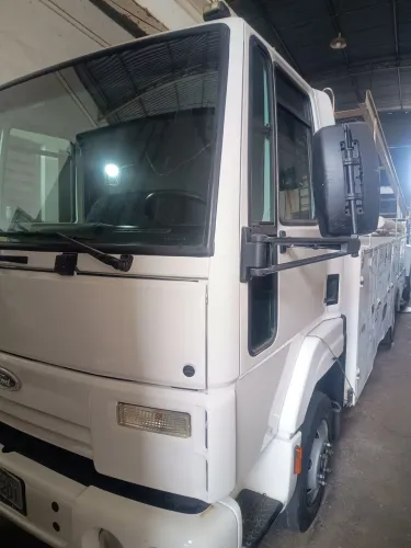 Ford Cargo 712 ano 2010 com cesto aéreo de 13m isolado de 45 Kva