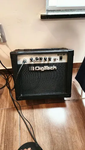 Cubo amplificador de guitarra