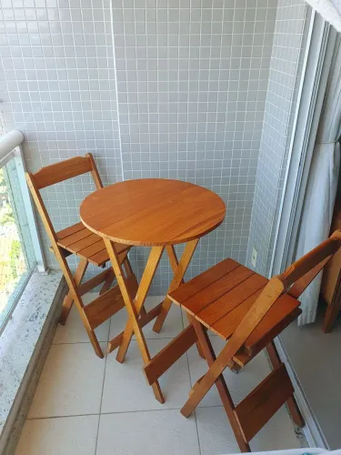 Mesa Bistrô Dobrável de Madeira com 2 Cadeiras - Pouco Usada - Ideal para Varanda