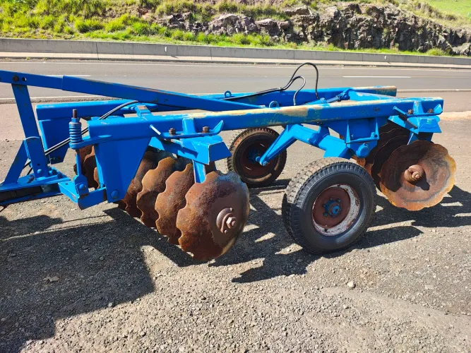 Trator grade aradora 16 discos