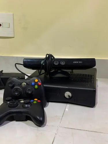 Xbox 360 / Acompanha jogos e kinect