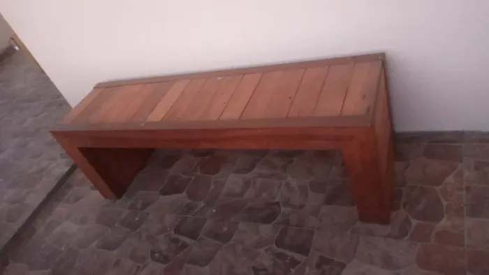 Bancos em madeira