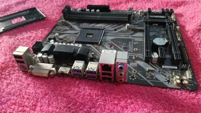 Placa mãe GIGABYTE B450M DS3H v2 (com defeito)