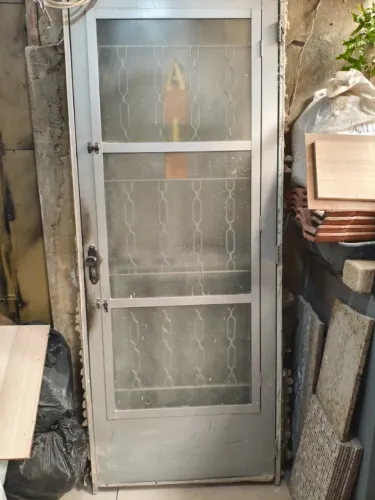 Porta com Grade e Vidro
