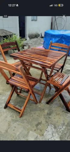 Mesa com 4 cadeiras em madeira de lei
