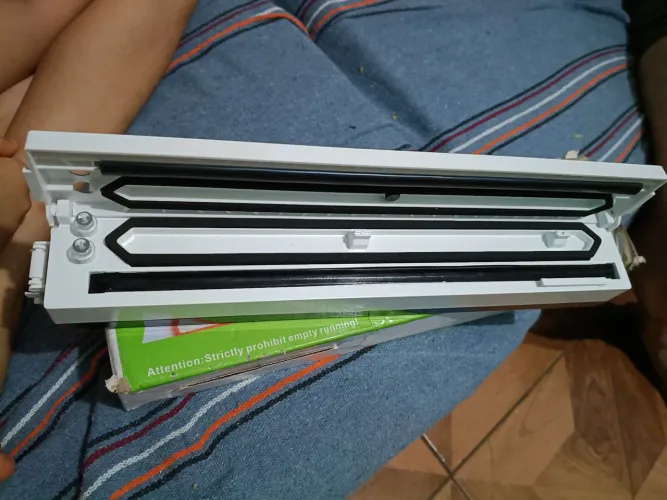 Seladora a Vácuo Doméstica para embalagem de alimentos. funcionando