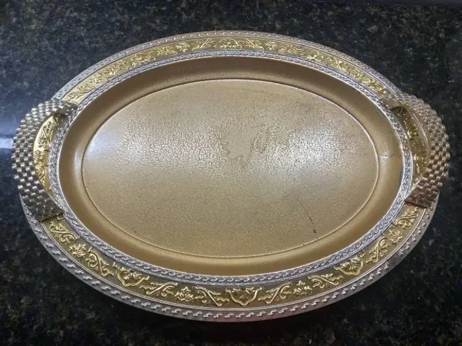 bandeja com cena floral em metal dourada em estilo arabe.