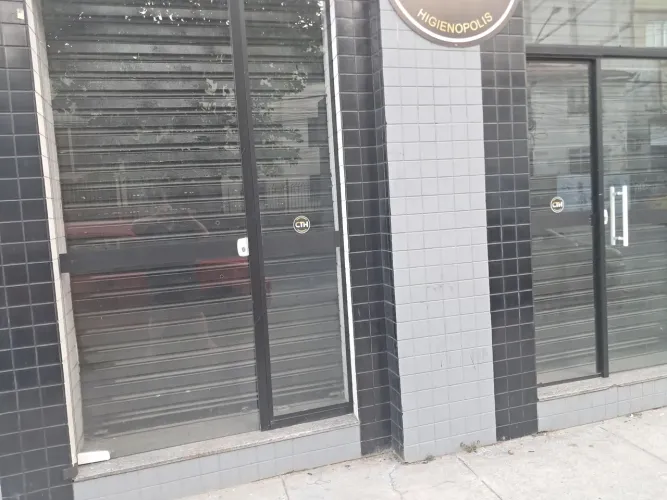 Loja de frente para avenida democráticos