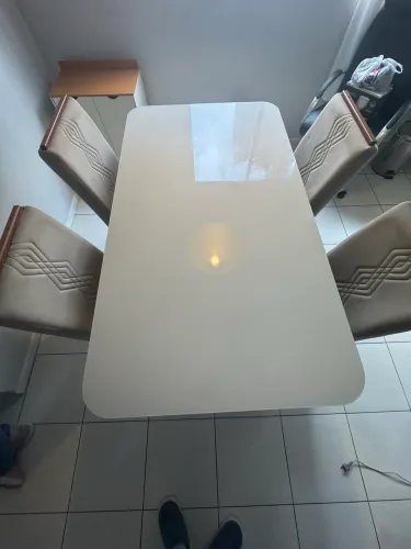 Mesa de Jantar Kiara com 4 cadeiras
