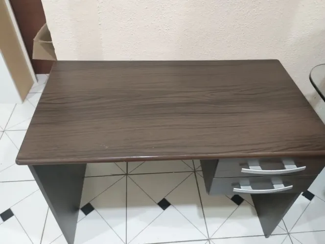Escrivaninha usada na cor tabaco 1,08 x 69 x 75