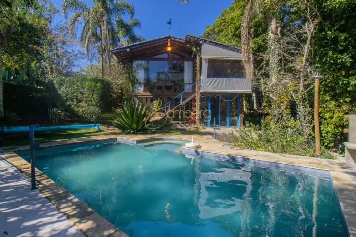Casa em condomínio fechado com 5000 metros de jardim