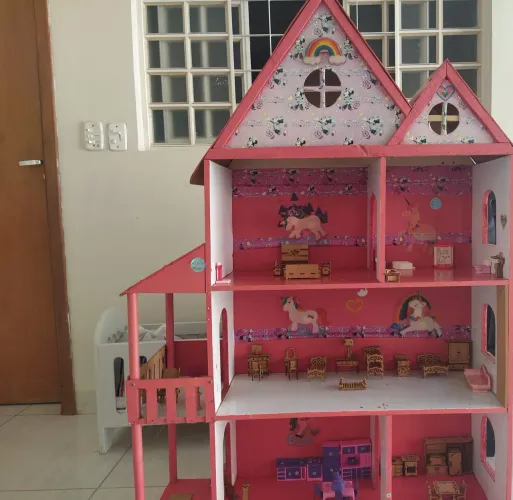 Casinha de boneca com móveis