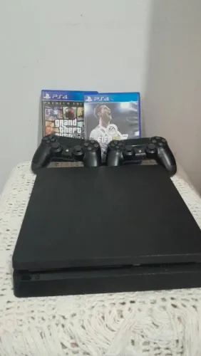 PS4 Slim 1TB + 2 Controles + GTA V e FIFA 18