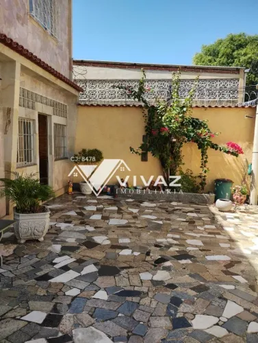 Ótima Casa Duplex frente de rua com 04 Quartos + dependência, Garagem e Churrasqueira