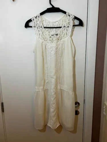 Vestido Off-White Curto Com Renda Guipir E Caimento Fluido