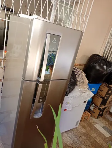GELADEIRA INOX ELETROLUX SUPER NOVA 382 LITROS DE CAPACIDADE DISPENSE DE ÁGUA NA PORTA